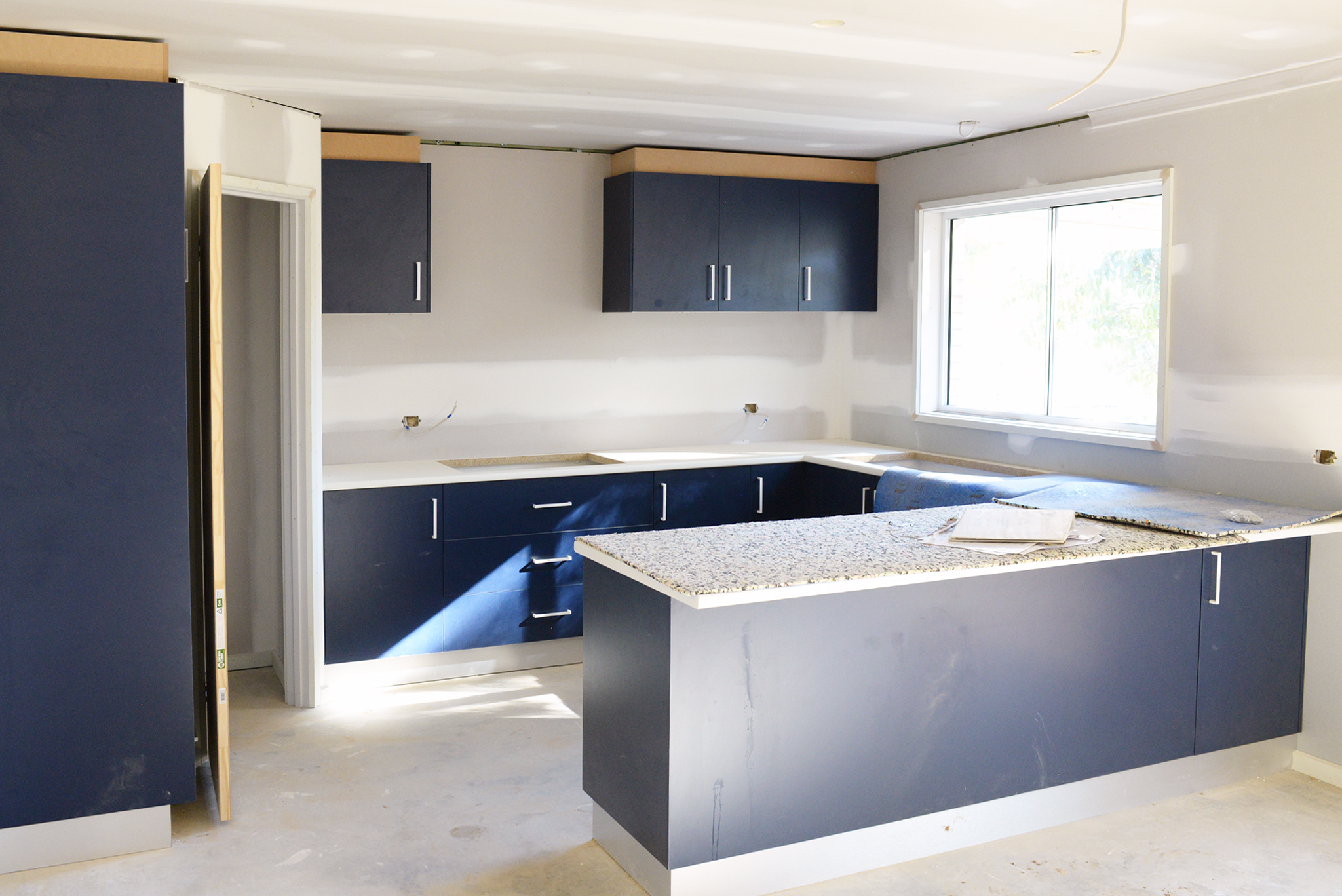 These dark blue cabinets are looking pretty striking.⁠